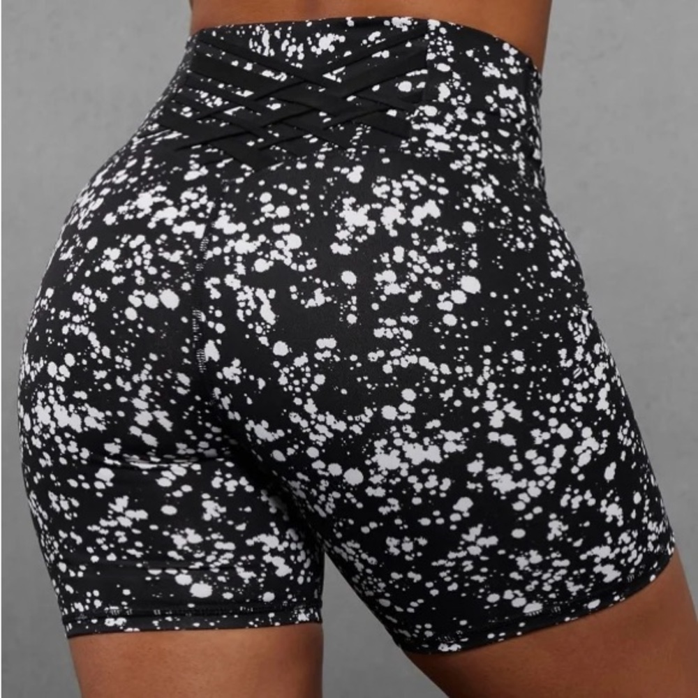 Fabletics Boost PowerHold® High-Waisted 6'' Short